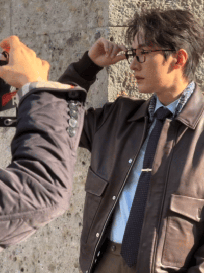 刘学义 以为内娱帅哥上新了刘学义米兰时装周造型绝了！眼镜搭配皮衣，斯文败类感拉满