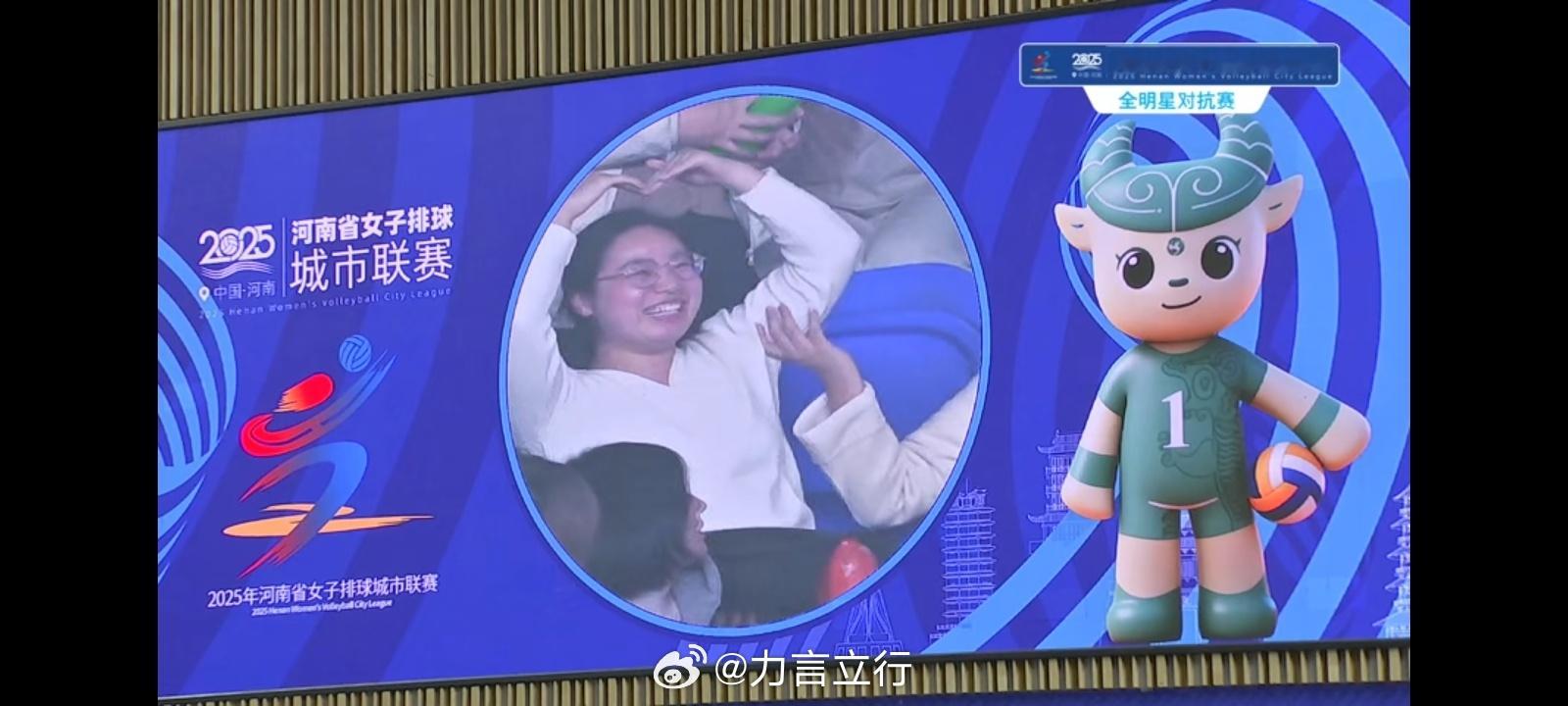 现场抽奖，朱婷郎导双签名排球，这，这有点犯规了吧！我也想要啊！朱婷郎平河南省女子