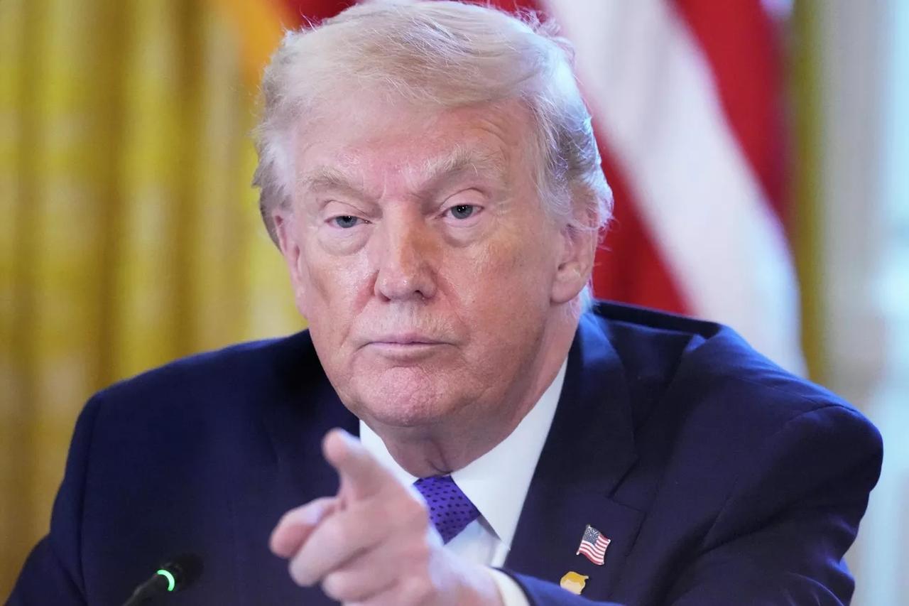 一觉醒来特朗普决定亲自参加谈判，明显是要抢功了！
他声称伊朗已经同意不发展核武器