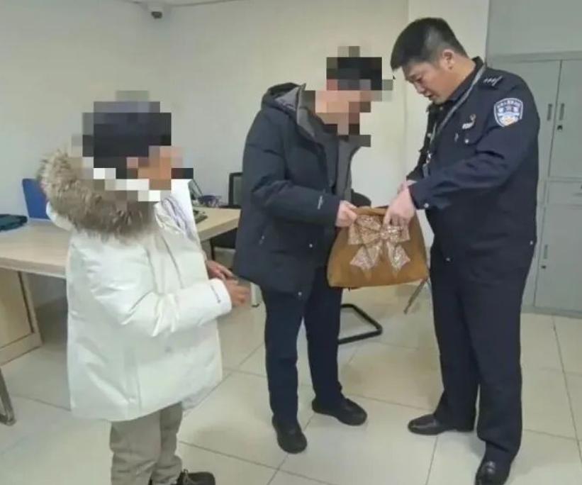 除夕夜，小朋友的压岁钱竟不慎丢失？
这可不是小数目，一家人的新年心情都跟着这袋钱