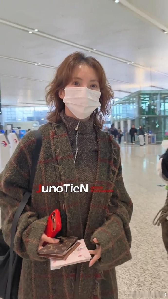 金晨最新状态，坐早班机好困啊~ 