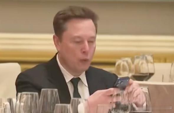 雷布斯这次是为了宣传自己的小米手机吧不过应该送给马斯克一部他就可以苹果换小米了特