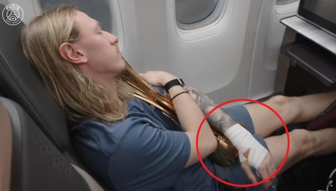 法媒：萨福诺夫在点球第三轮已经骨折，随后又扑了两个点球法国媒体《巴黎人报》表示，