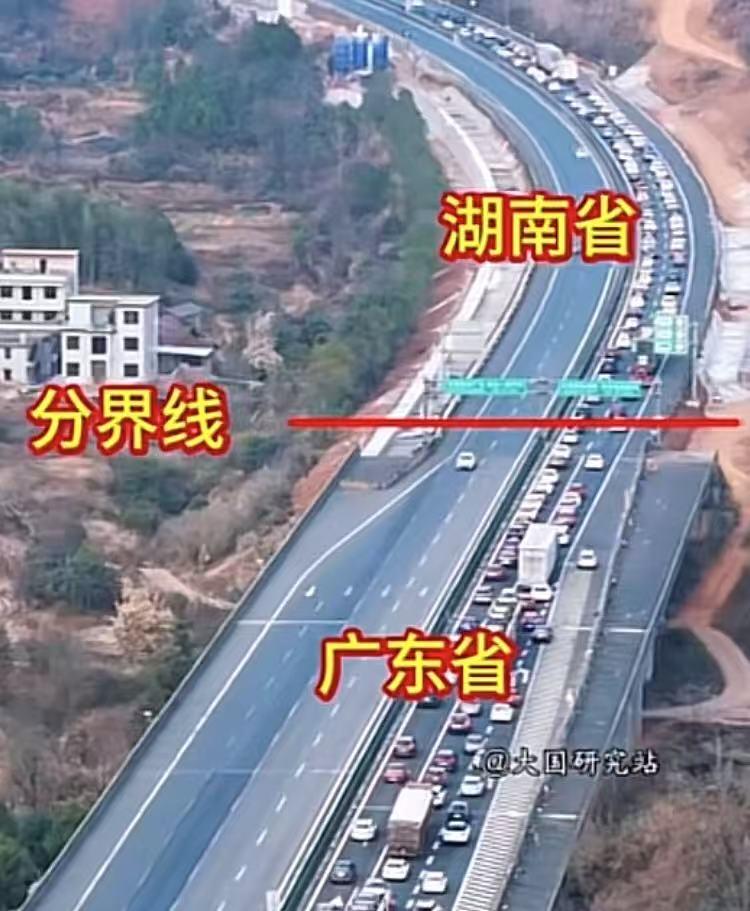 京港澳高速广东与湖南郴州段！

京珠高速+乐广高速=5车道，进湖南单边三车道变二