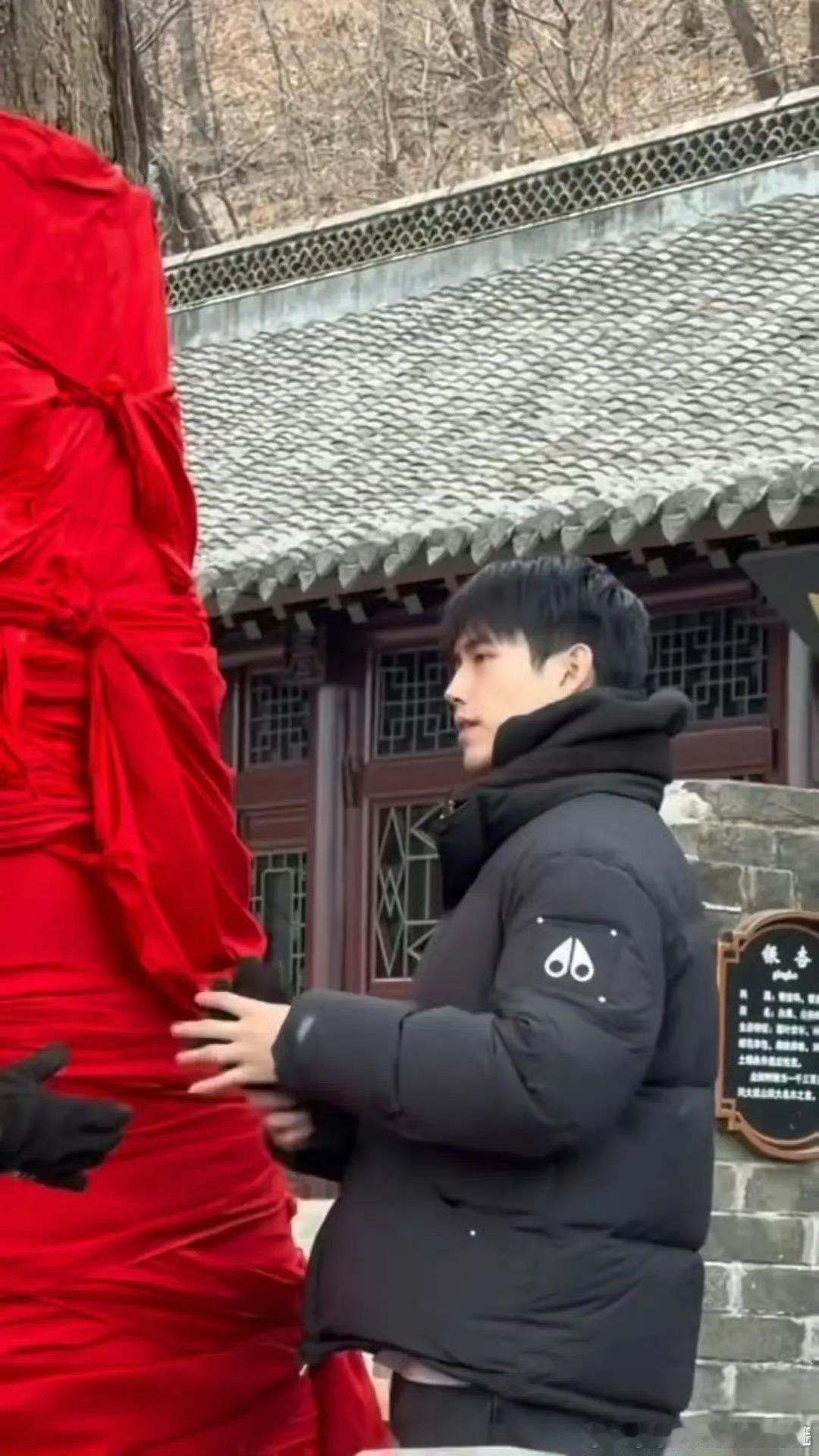 陈飞宇在陈红生日去大孤山祈福大孤山偶遇陈飞宇为陈红祈福陈飞宇和哥哥在妈妈陈红生日