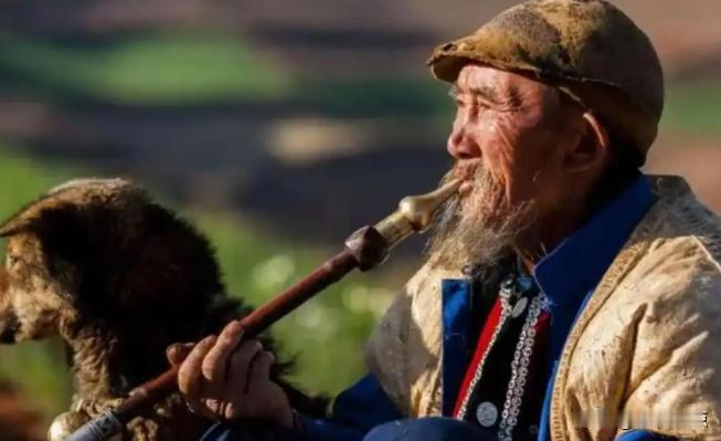 烟杆还在冒烟，133岁没得病，他到底靠啥活这么久。
龚来发老人住在务川茅天镇，1