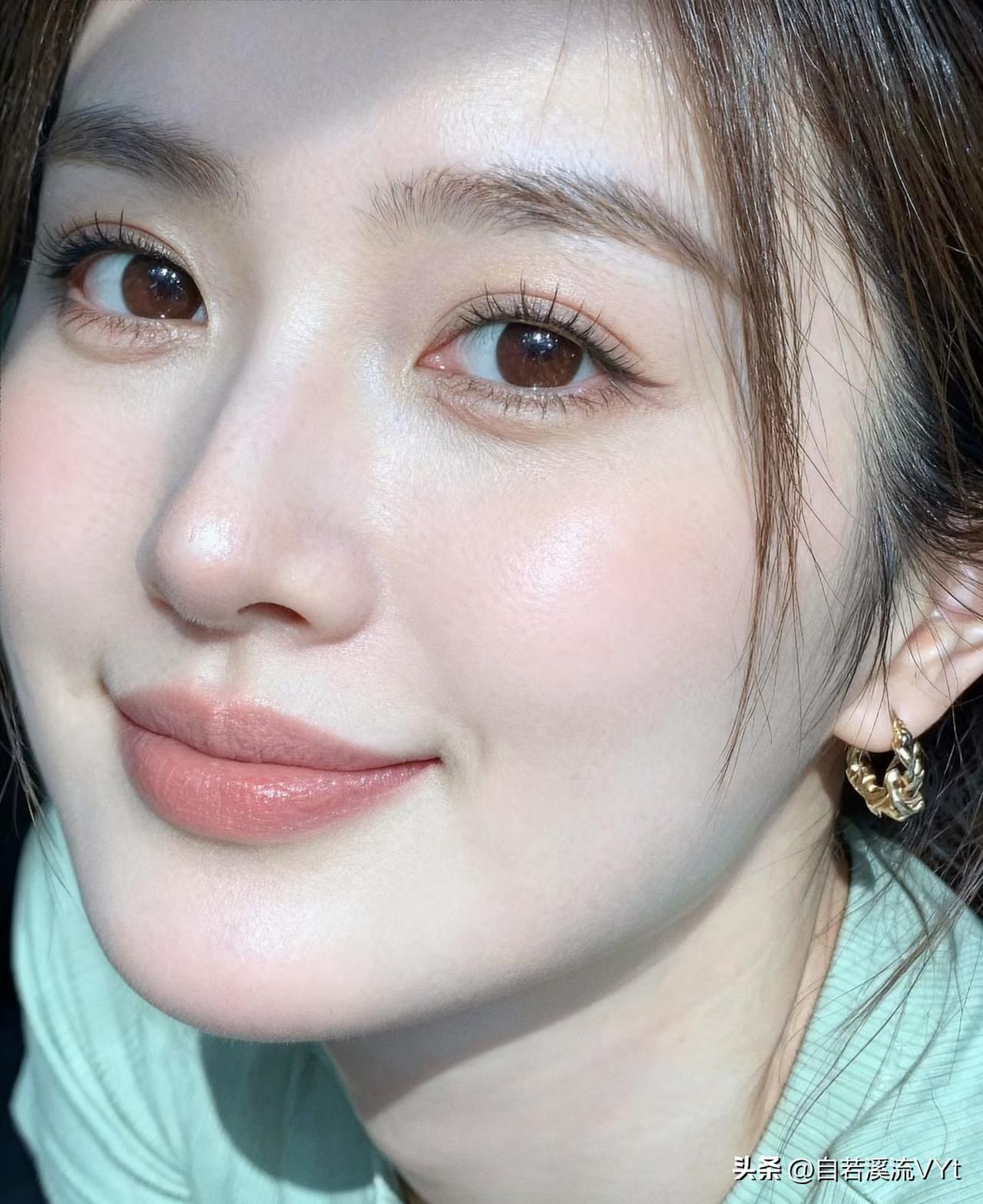清平乐·沪上芳颜
 
江南风软，沪畔春光满。
眸漾清波含温婉，一抹嫣然浅淡。
 