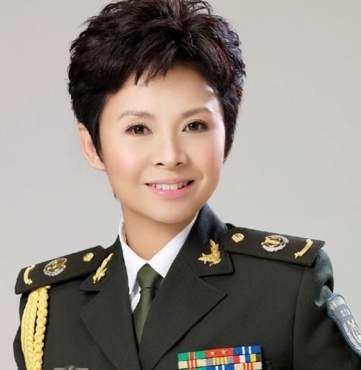 1980年，一个男人把董文华约到一个无人的地方，对她表白心意，没想到，董文华却沉