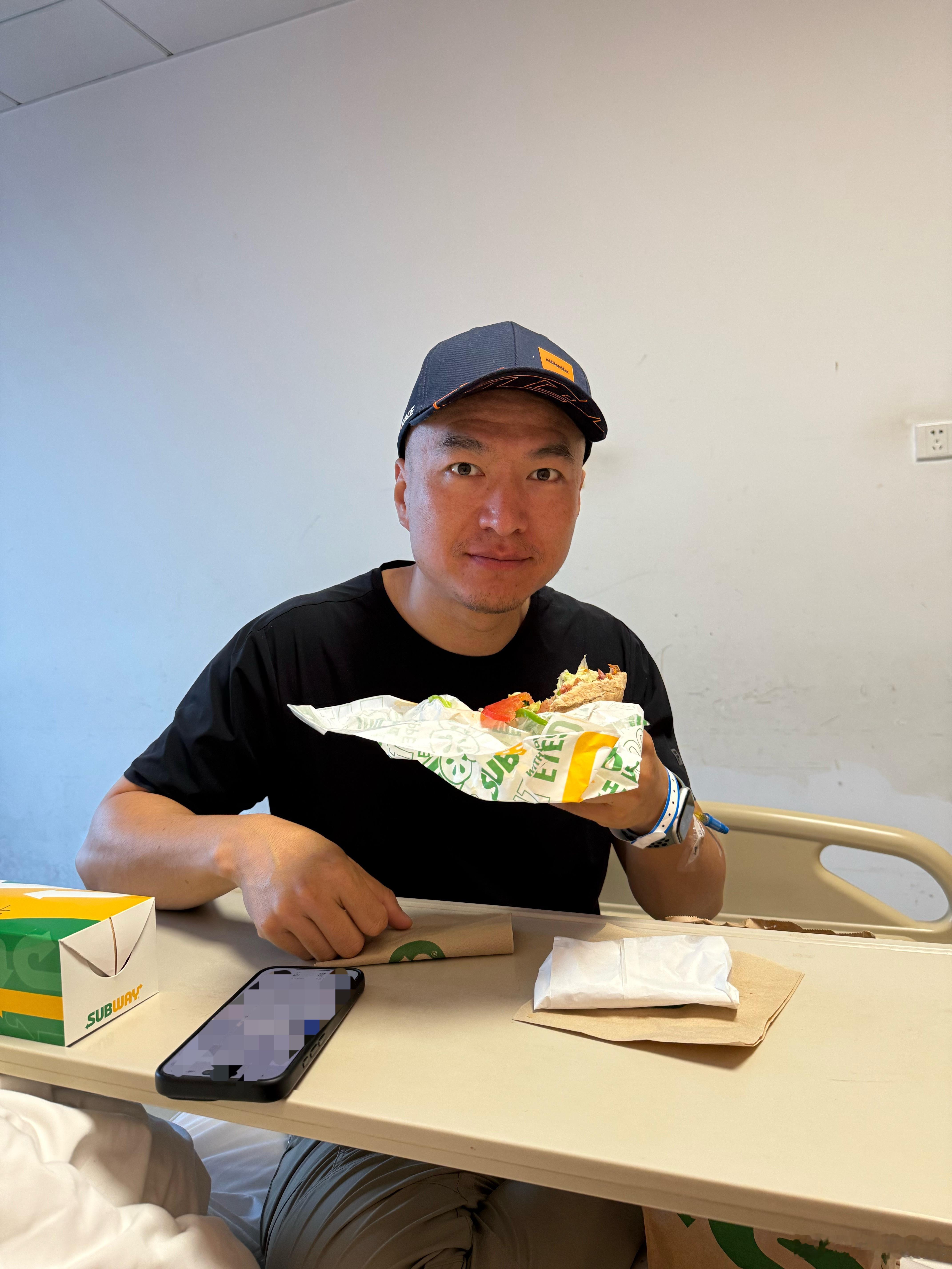 媳妇儿来看我，听到两边大爷轮流超大声咳嗽咯痰震惊了，夸我胃口真好[笑cry] ​