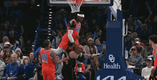 雷霆恶汉脏到家了，骑在人家头上还不愿下来。

被骑者马穆还以长时间做着保护多尔特