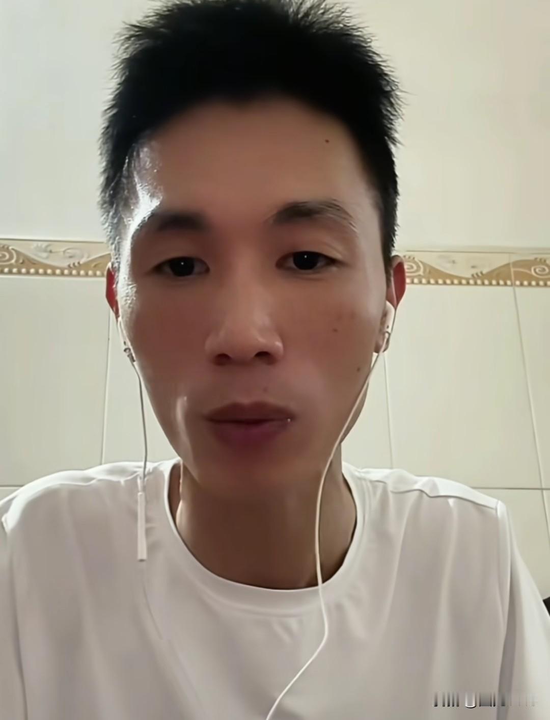 李鑫现在也调整好了，昨天夜里开启了直播聊天。
     在聊天中他向网友阐述了自