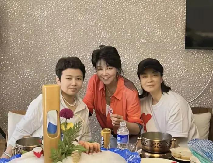 画面上的三位女士我认识两位:毛阿敏、董文华，毛阿敏演唱的歌就是天籁之音，特别好听