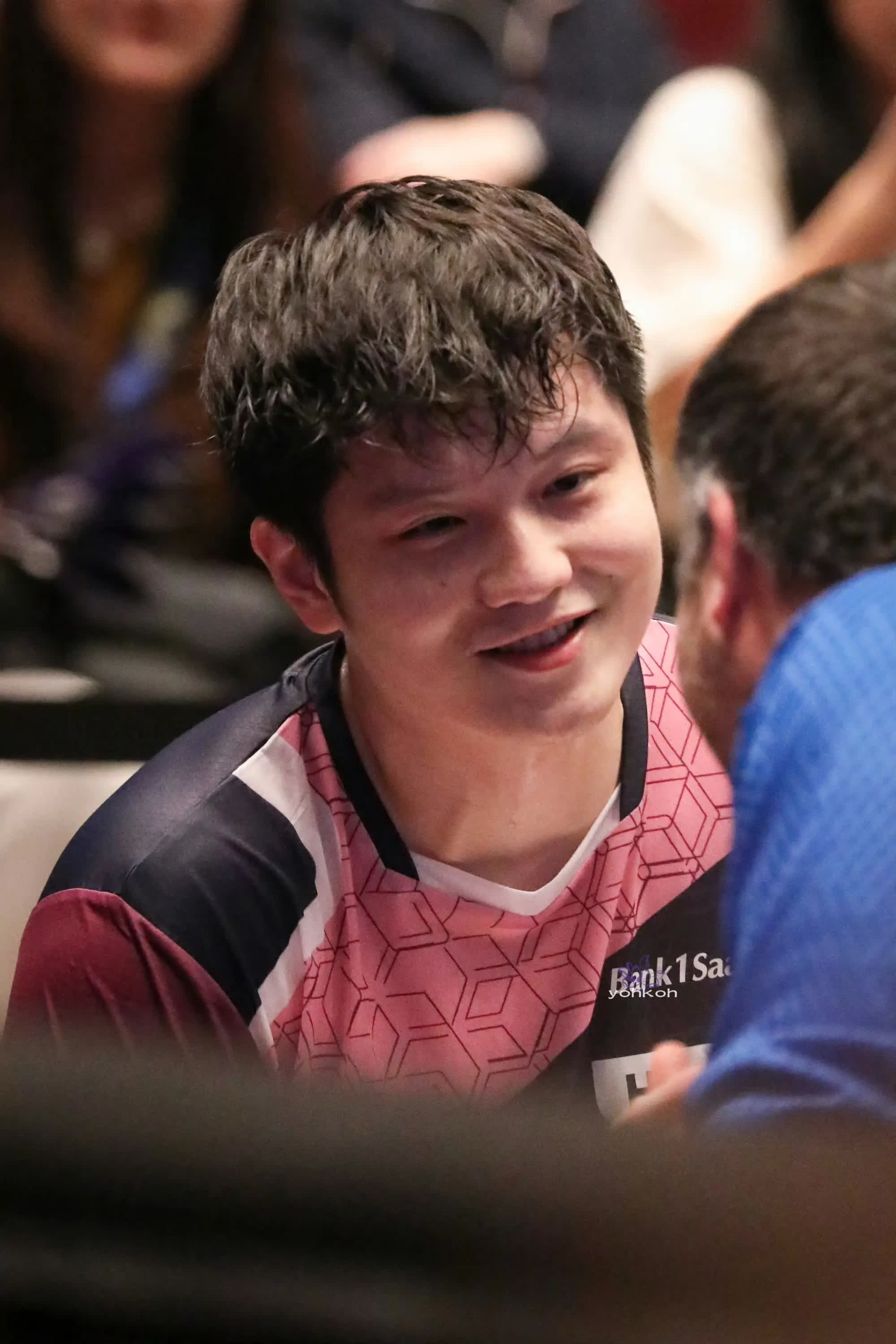 在电线杆的轮廓中，你的目光流转着柔情，仿佛每根电线都承载着深情的故事。这不仅仅是