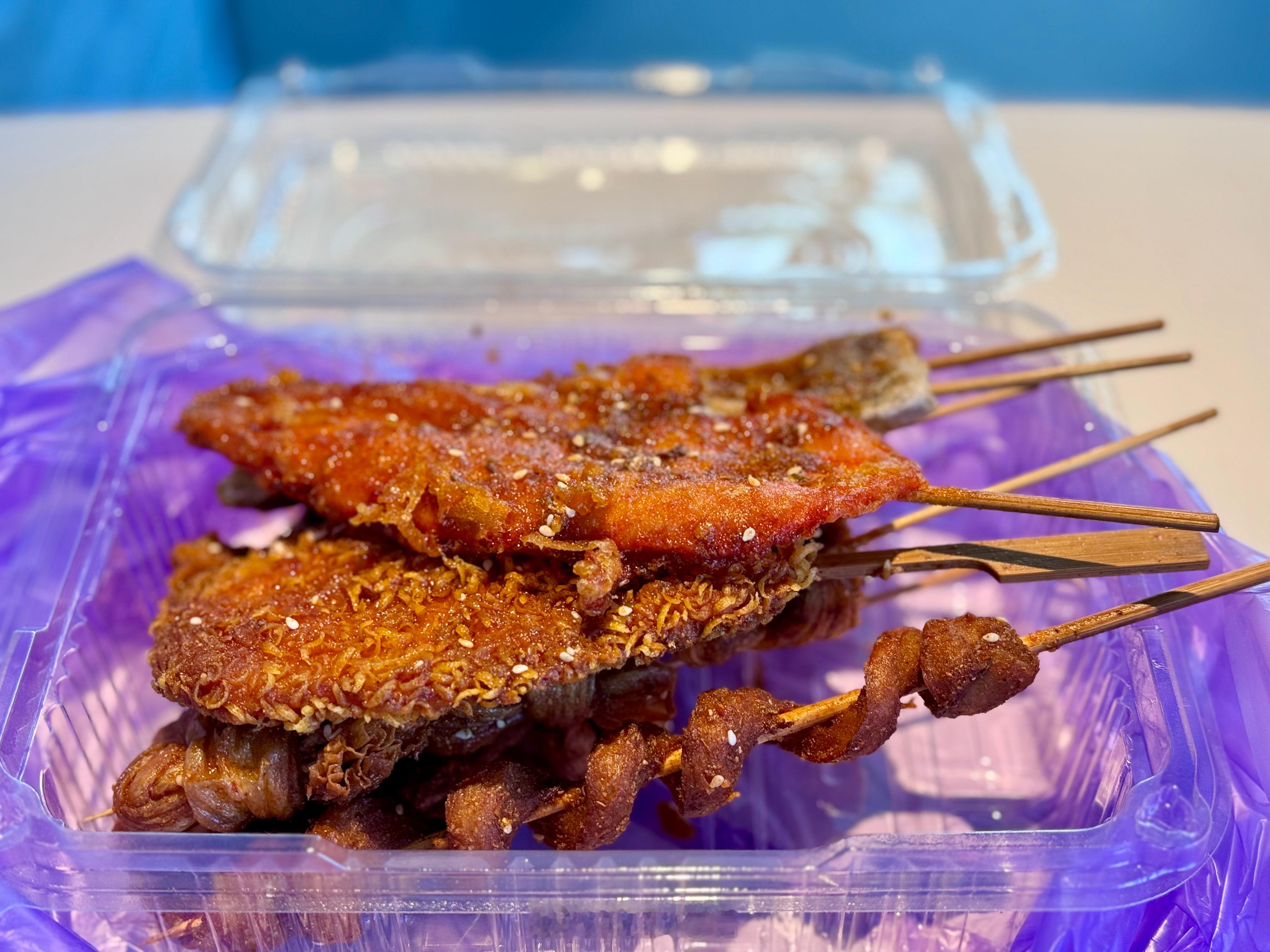 裹上面糊，酱汁微辣微甜带点鲜，表皮酥脆内里还保持软嫩的油炸最棒了[喵喵] ​​​