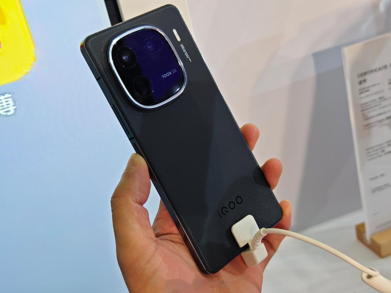 iQOO 12 上手了，非常轻，手感不错。

已经预装了 Origin OS 4