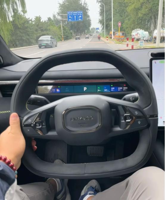开启10EM-P智驾，市区国道高速走一遭
新车到手都需要磨合，对我而言最关键的磨