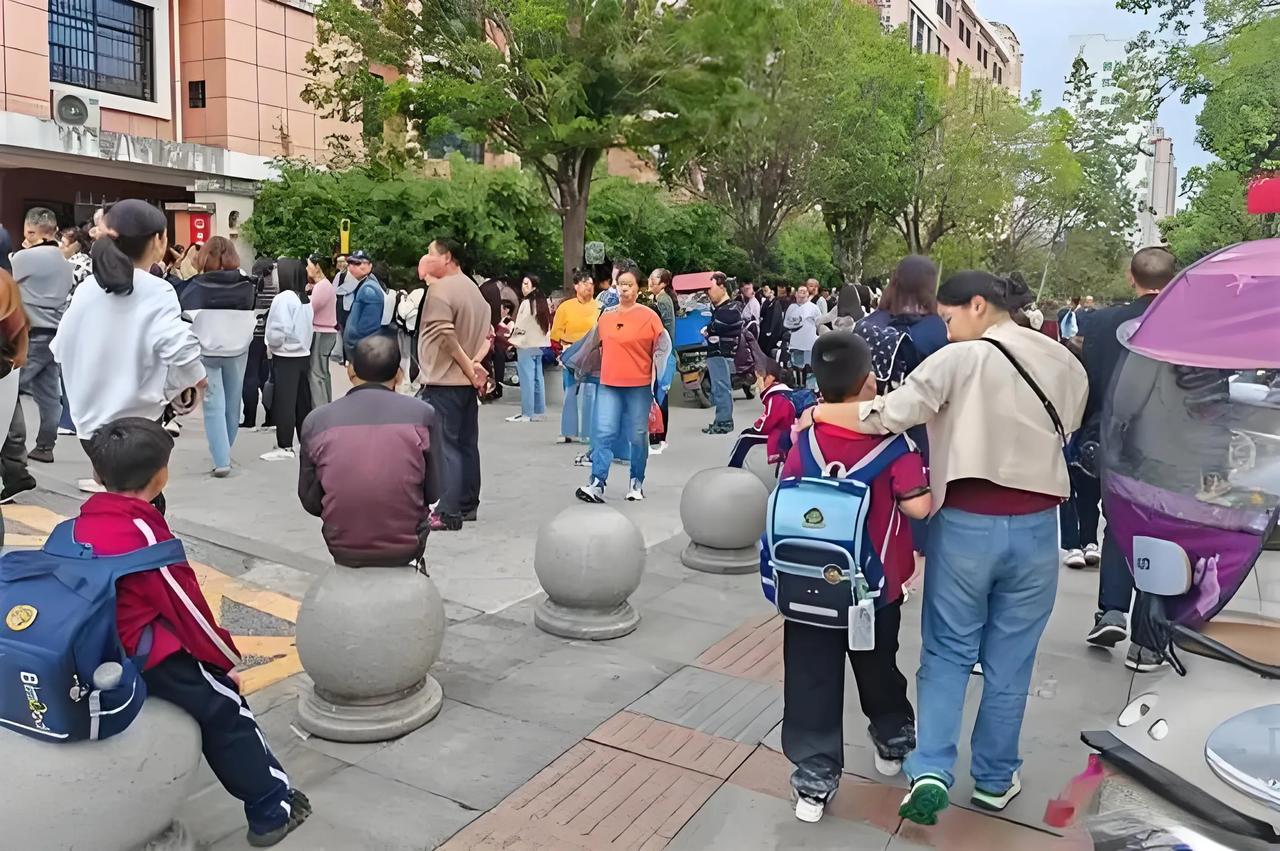 母子间的对话，恰恰是当今社会真实存在的状况！
儿子问妈妈：“妈妈，为什么幼儿园和