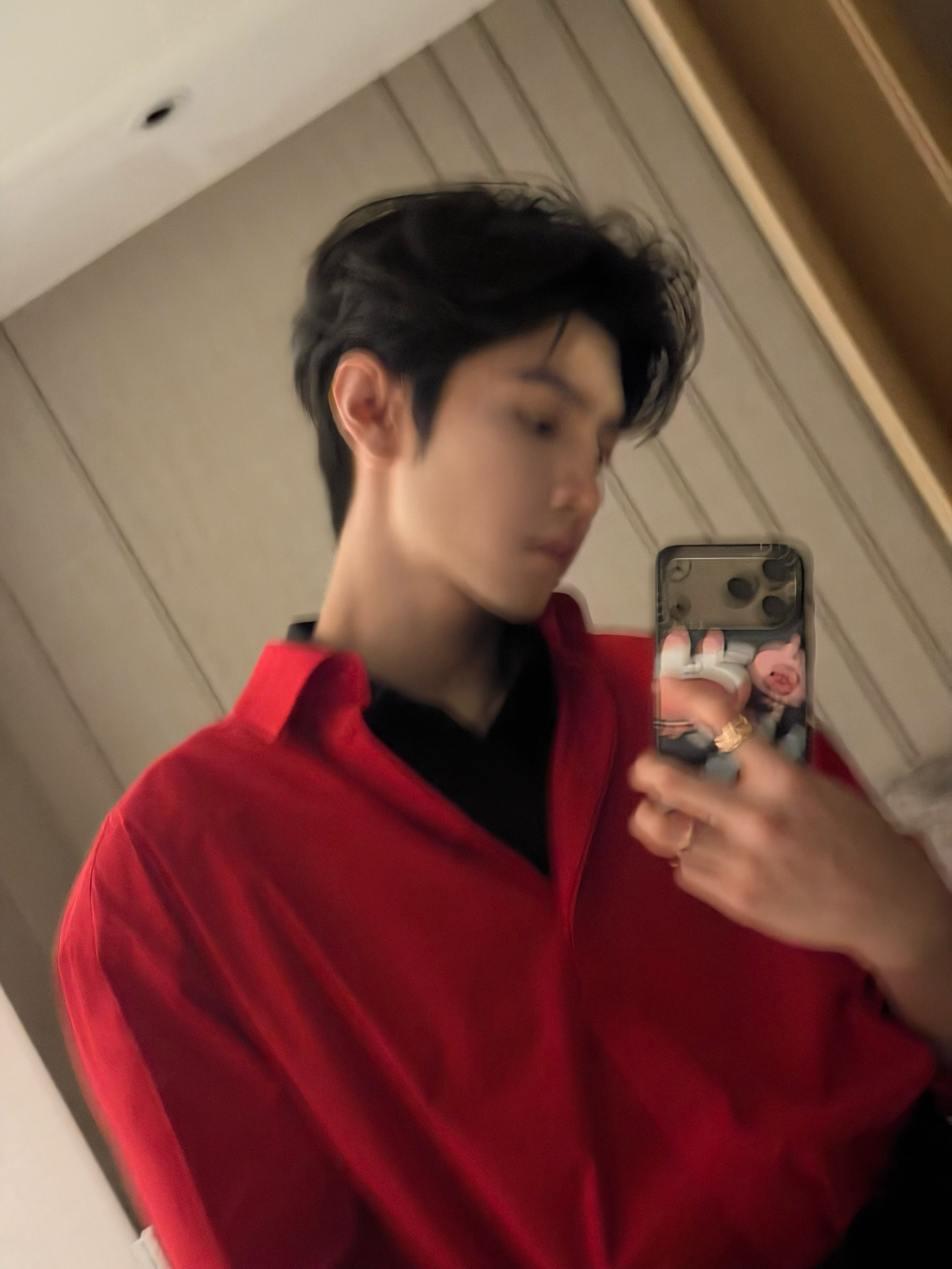 【陈哲远红衬衫自拍 】陈哲远发了泰国线下红衬衫自拍live！就这个生图好权威吧！