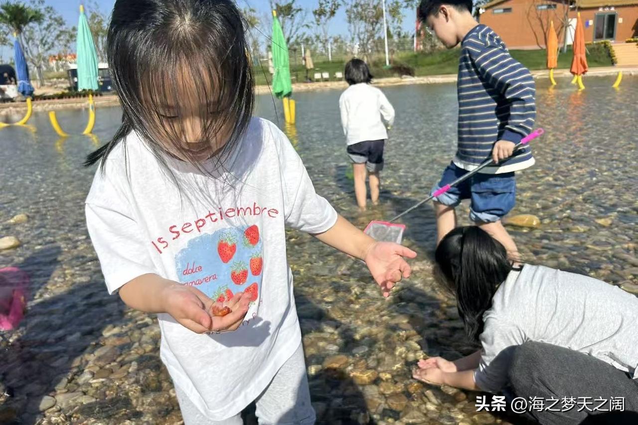 孩子们在水里捞鱼，玩游戏，寻找扑鱼的快乐。这里的龙湖风景区，是依托马河水库西岸线