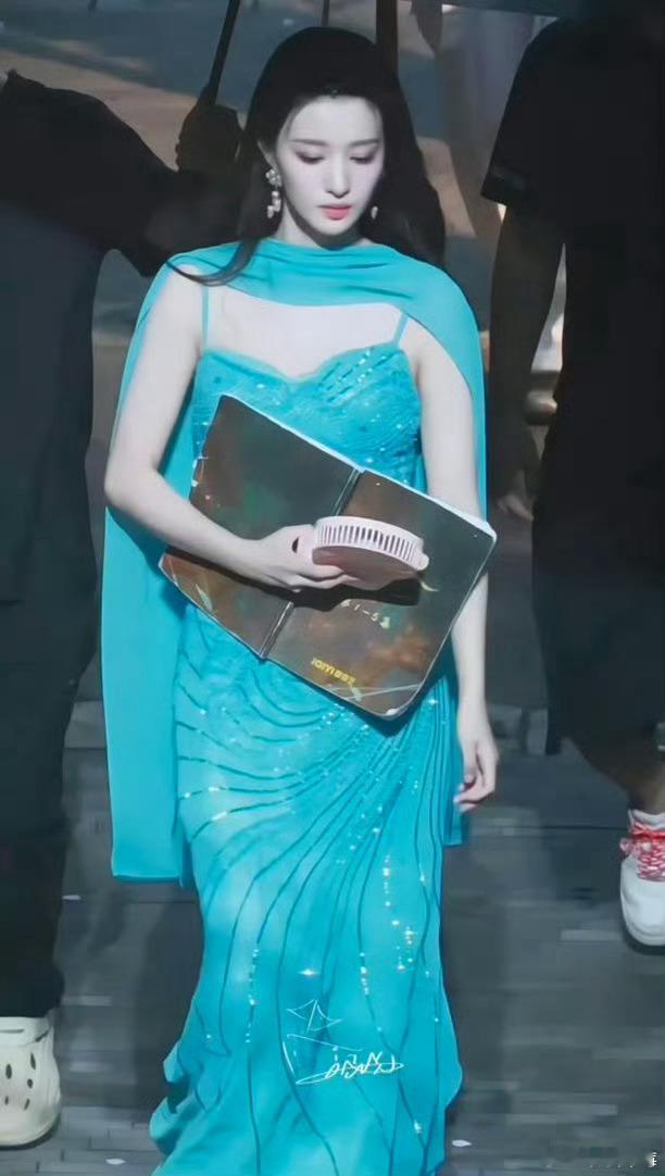 到底是谁想的让易小雅搞现代服化道的…… 