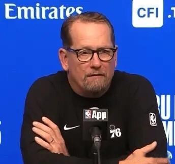 在刚刚结束的一场NBA季前赛，尼克斯99-84战胜76人。赛后76人主帅尼克-纳