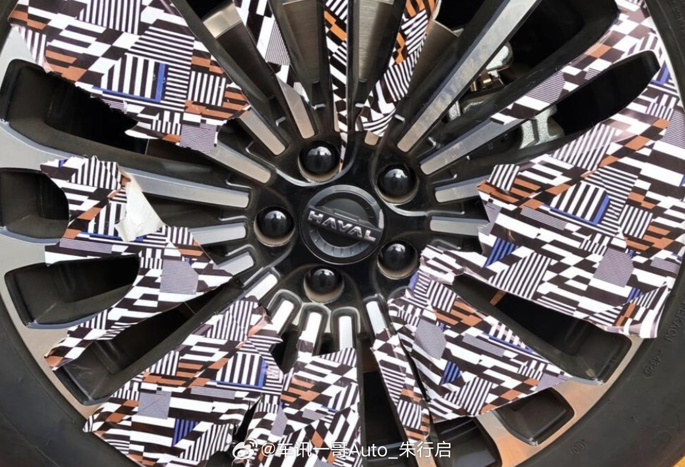 哈弗全新SUV伪装测试车曝光，该车采用方盒子造型风格，提供车顶激光雷达、传统造型