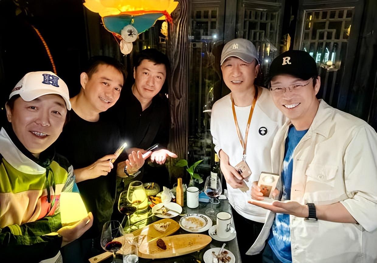 极限男人帮乌镇聚餐 黄渤张艺兴黄磊亲密合照
搜狐娱乐讯 近日极限男人帮乌镇齐聚餐