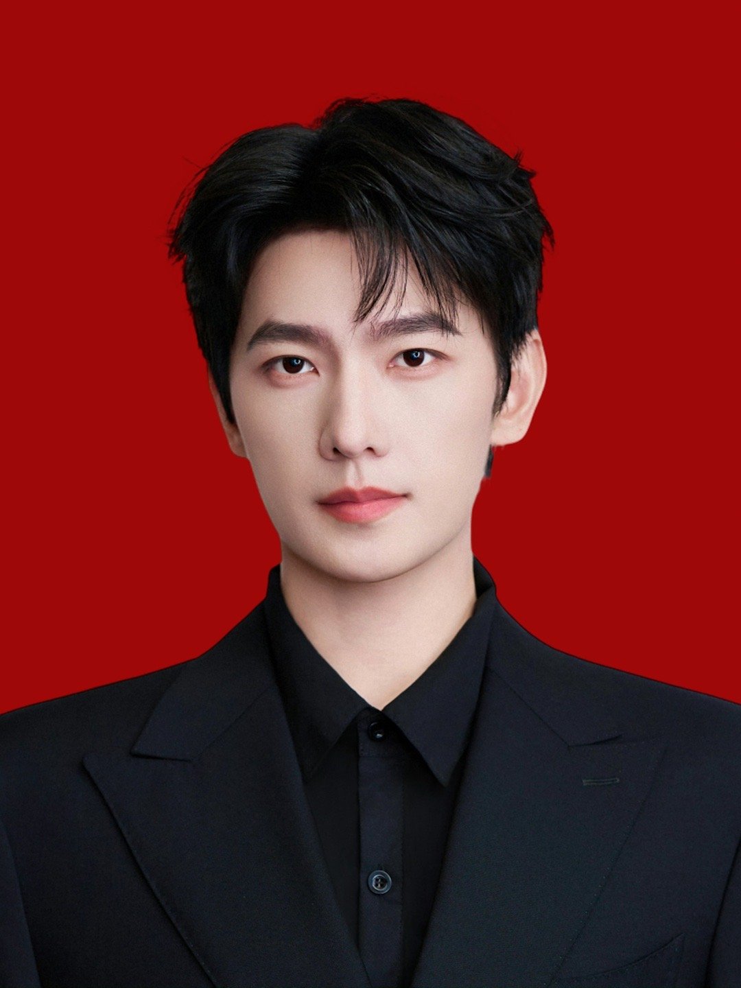 杨洋公式照 黄金比例脸杨洋这张脸直接踩中全部黄金分割标准，三庭五眼严丝合缝，下颌