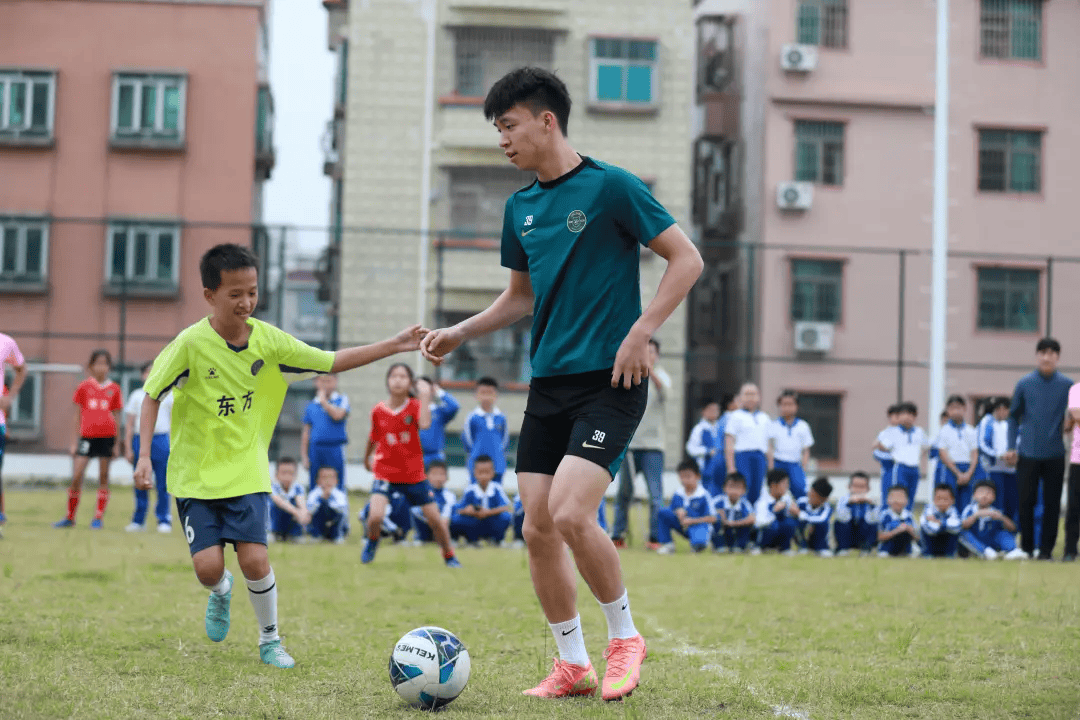 王钰栋回母校深圳东方小学；校长：用汗水荣誉谱写青春华章