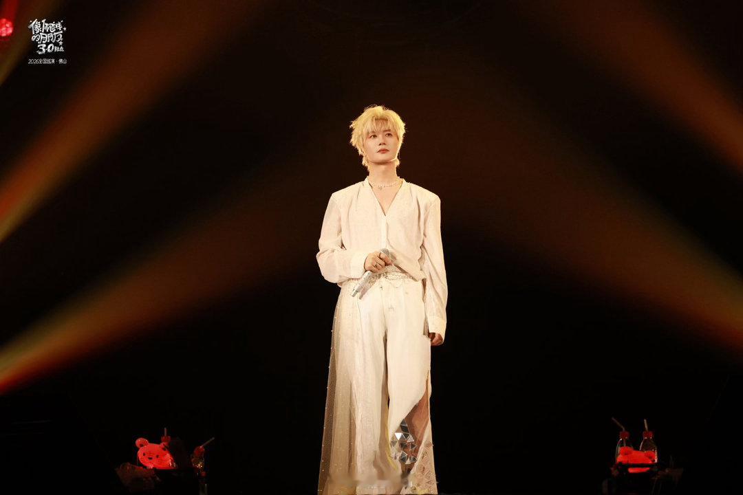 陆虎谢谢佛山 佛山的晚风温柔，满场星光比风还暖。陆虎在台上唱歌，歌迷在台下合唱。