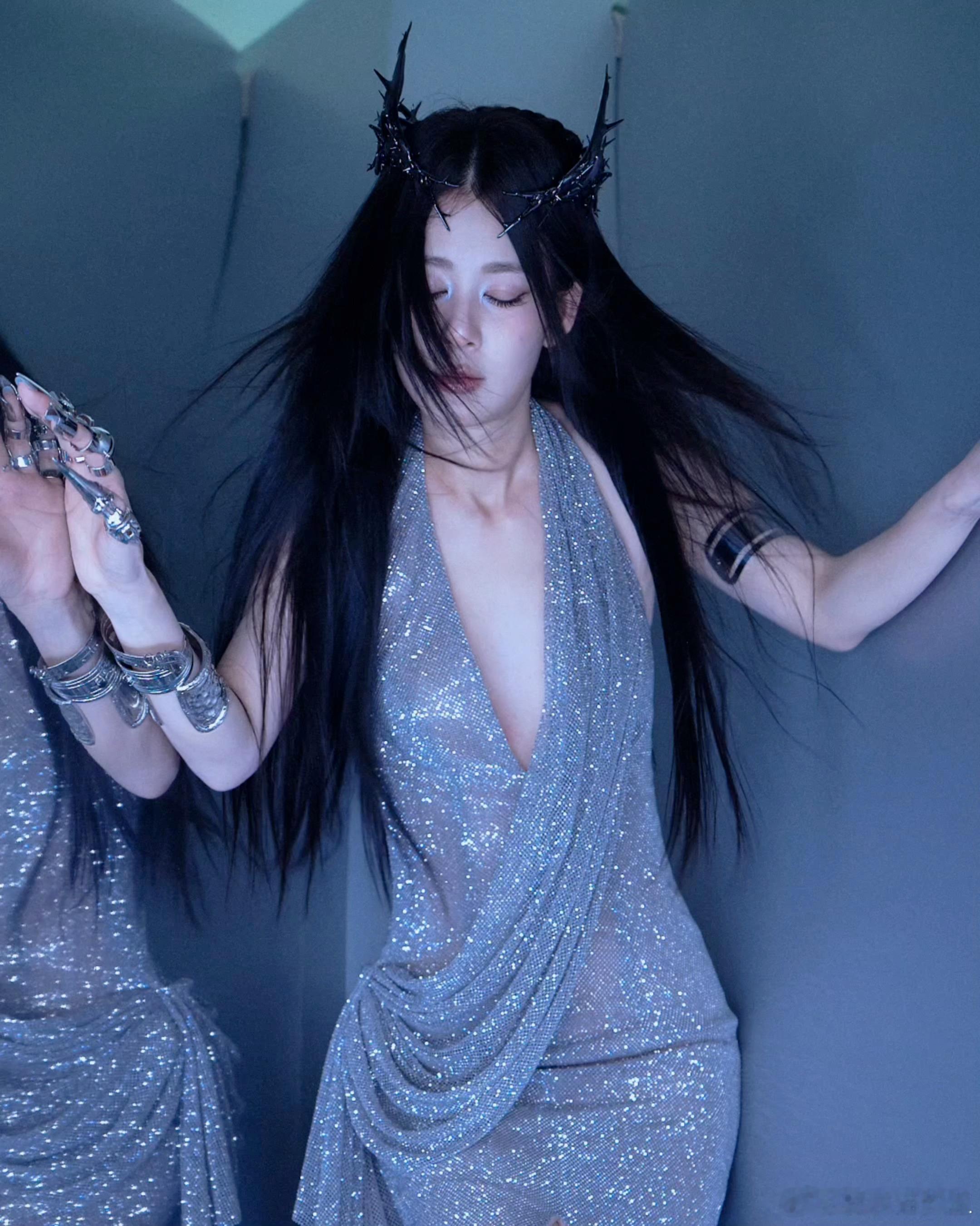 赵昭仪好长的一条人 时尚之夜的赵昭仪让人挪不开眼！“一条人”的修长身姿搭配亮眼造