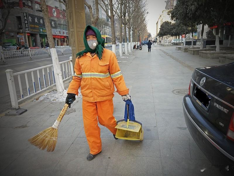 环卫工人工资不高又辛苦，月薪大多两千多、三千出头，还得凌晨上岗，寒冬酷暑坚守。但