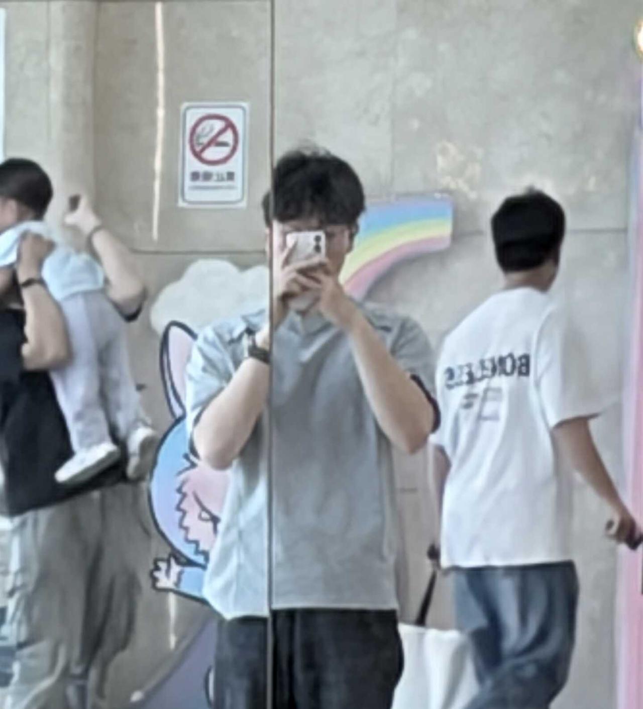 爱死这件衣服了
平常都穿运动装或者很随意的一件白t 为了参加姐姐的订婚宴特地买了