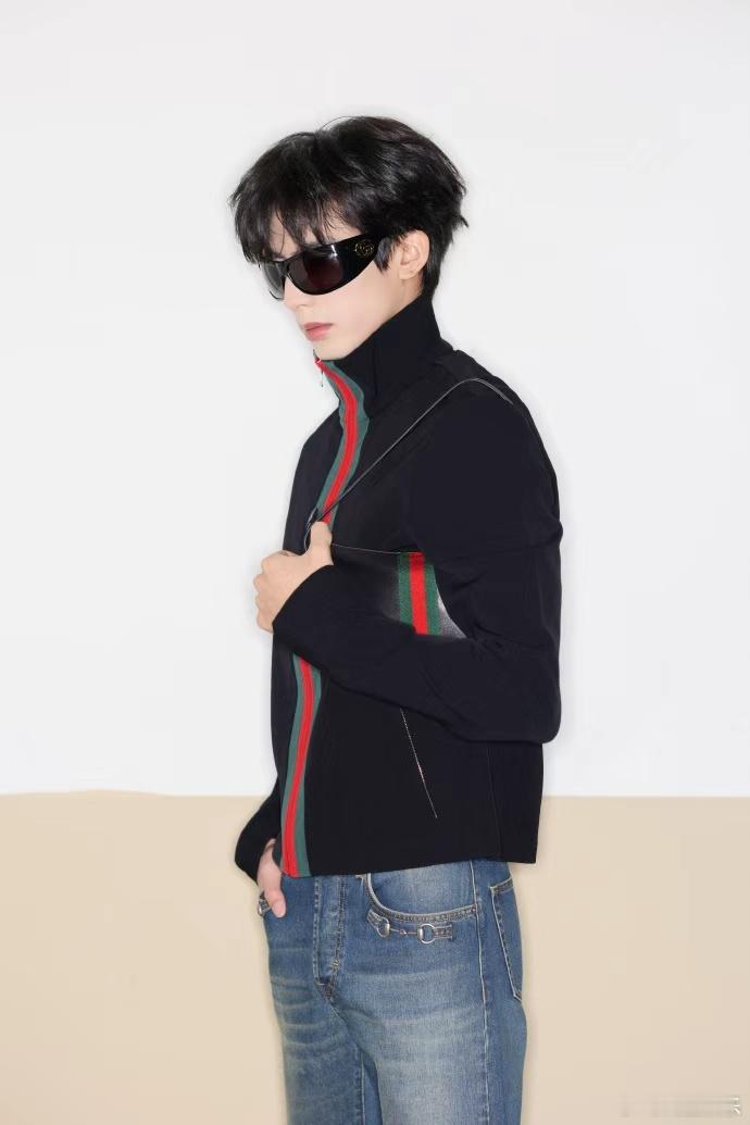 宋威龙出发图宋威龙墨镜一戴即刻出发 宋威龙出发图有，立领上衣搭配牛仔裤，宋威龙墨