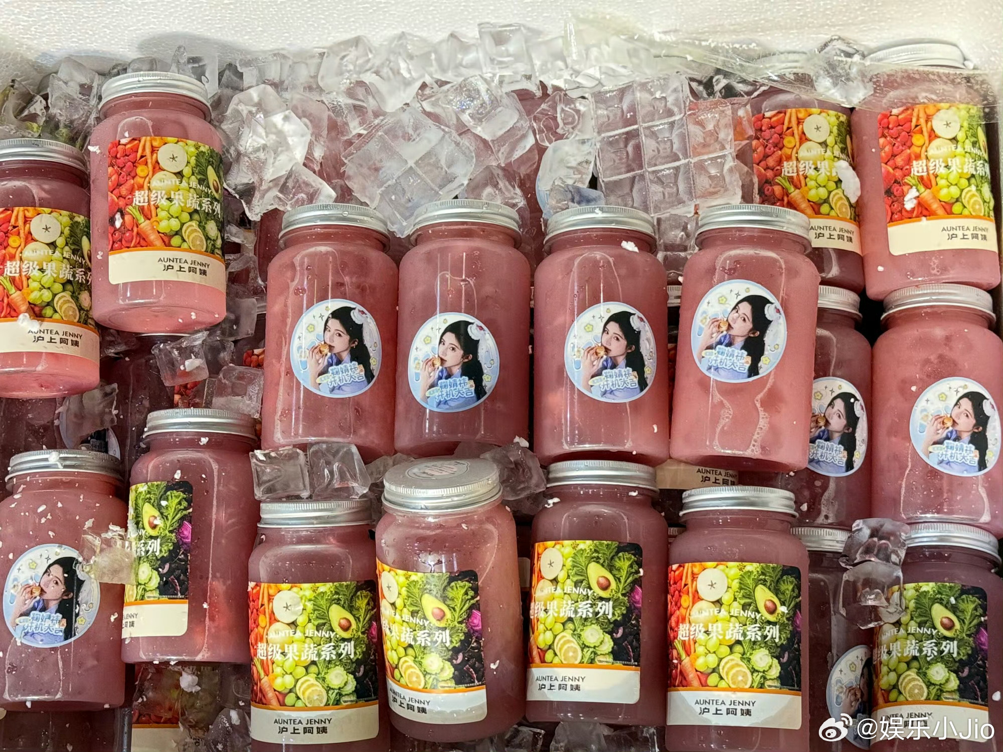 天呐鞠婧祎新剧开机给粉丝准备的逆应援，沪上阿姨的饮品还有各种小蛋糕和蛋挞[泪][