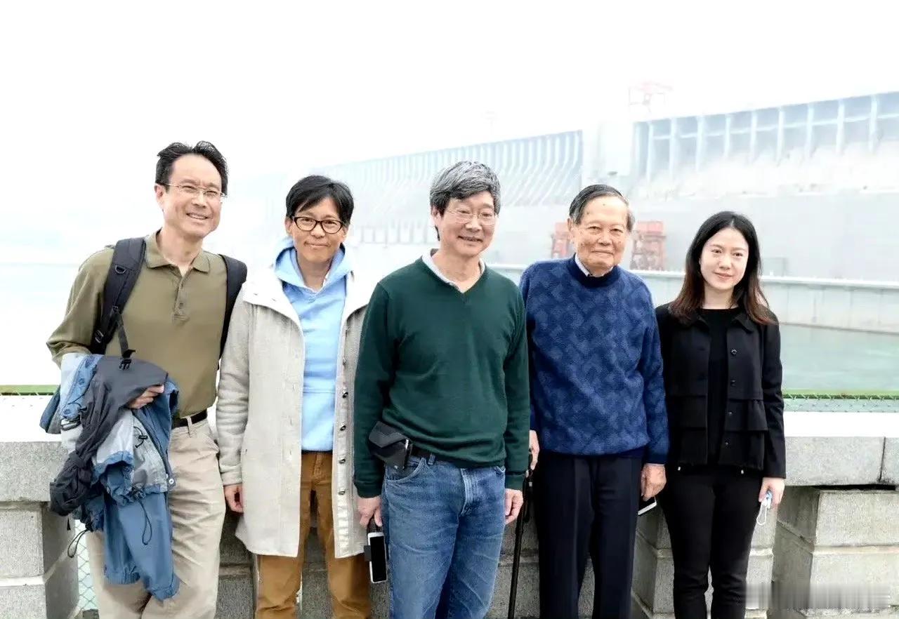 这张是杨振宁的全家福和子女的情况
杨振宁的3个儿女，皆为人中龙凤，行业翘楚。
