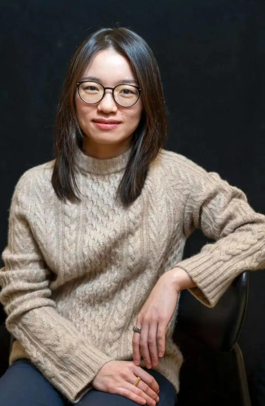 刚刚去查了一下王虹的经历，发现各个方面都是反经典型，算不上“天才”

她出生在广