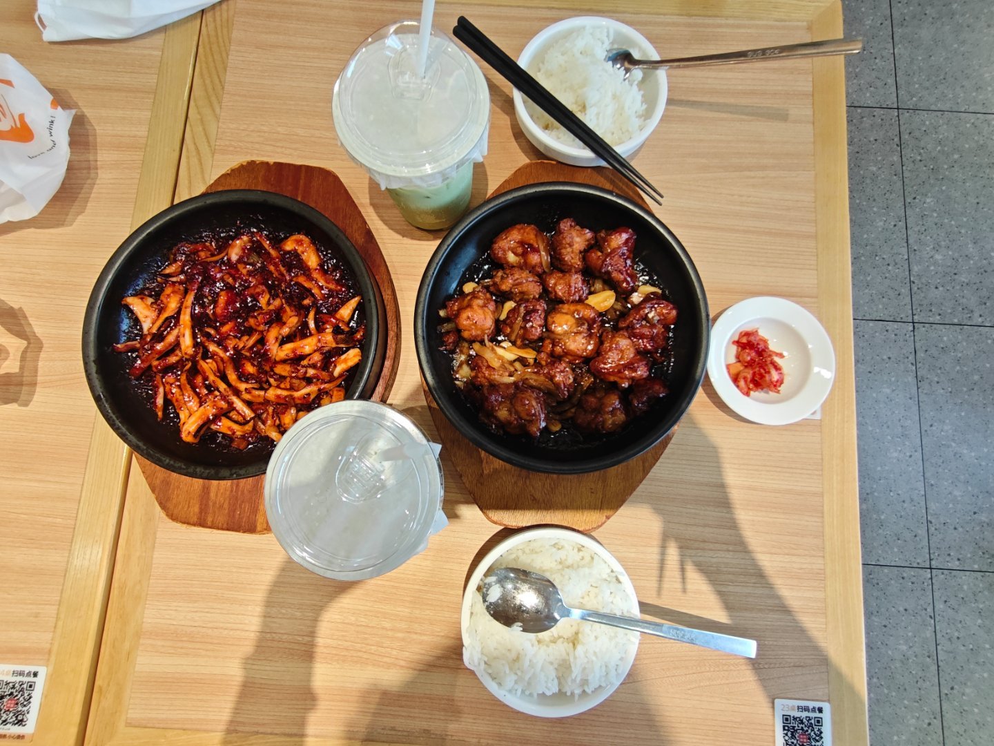 我不行了 我和我朋友昨天去吃这个米村拌饭 刚上来的时候 我们两个觉得我们两个肯定