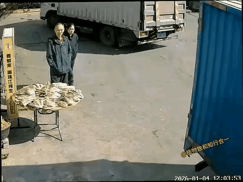 他这个操作是嫌桌子碍着他走路了，还是想栽赃货车，看着就是挺别扭的