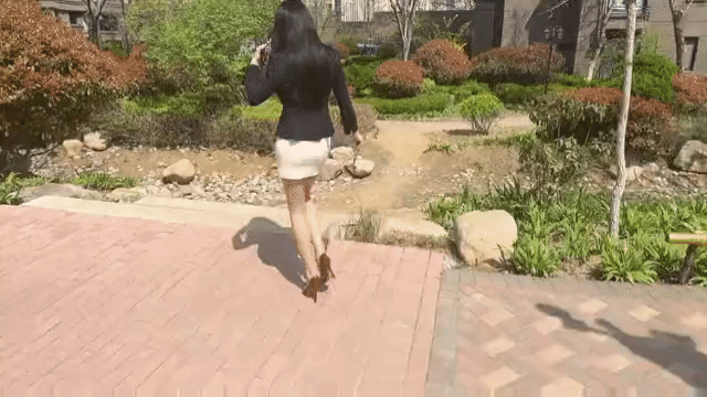 卖房子的小姑娘第一次开单，开心的都要飞起来了[呲牙]