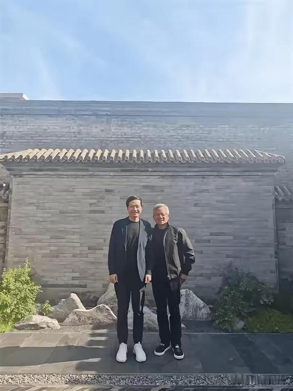 雷总跟黄仁勋的拍照其实挺好的，两人站一起，像是老朋友似的！马斯克虽然没起身，但也