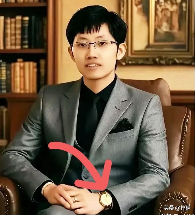 本以为横空出世的DeepSeek，是去跟硅谷巨头硬刚的国货之光。

弄了半天，梁