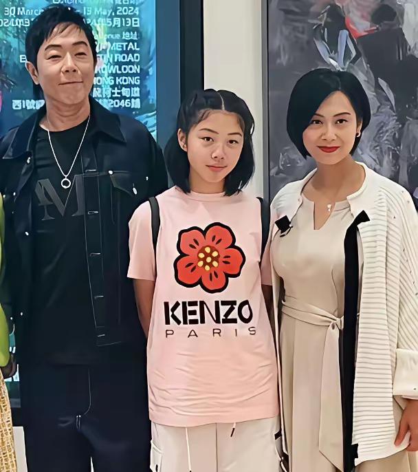 有时候星二代的颜值真的是开盲盒，比如说黄贯中的女儿～

明明孩子的妈妈朱茵年轻时