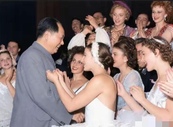 1957年，毛主席观看苏联新西伯利亚歌舞剧院芭蕾舞团带来的经典舞剧《天鹅湖》。演