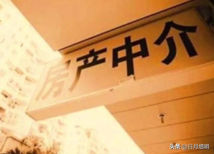 在外地工作一年多，回到家里，小区大门进不去了。
       我的门禁卡没有升级