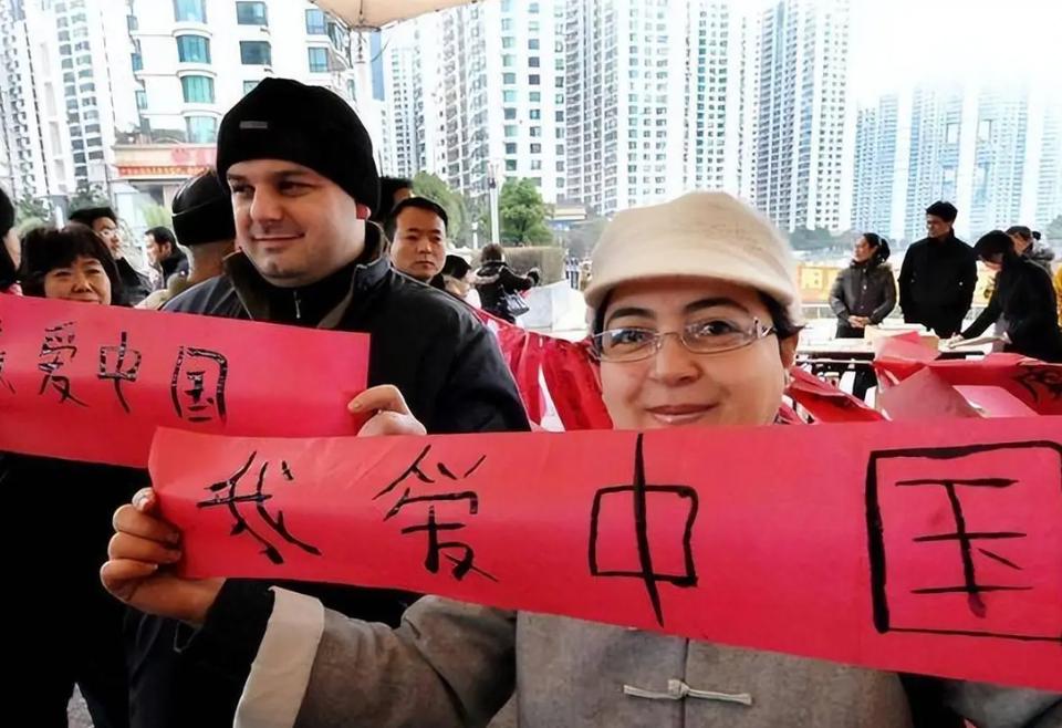 “中国游”火了！大批日本、韩国、美国游客涌入四川，却不去看熊猫，也不吃火锅喝茅台