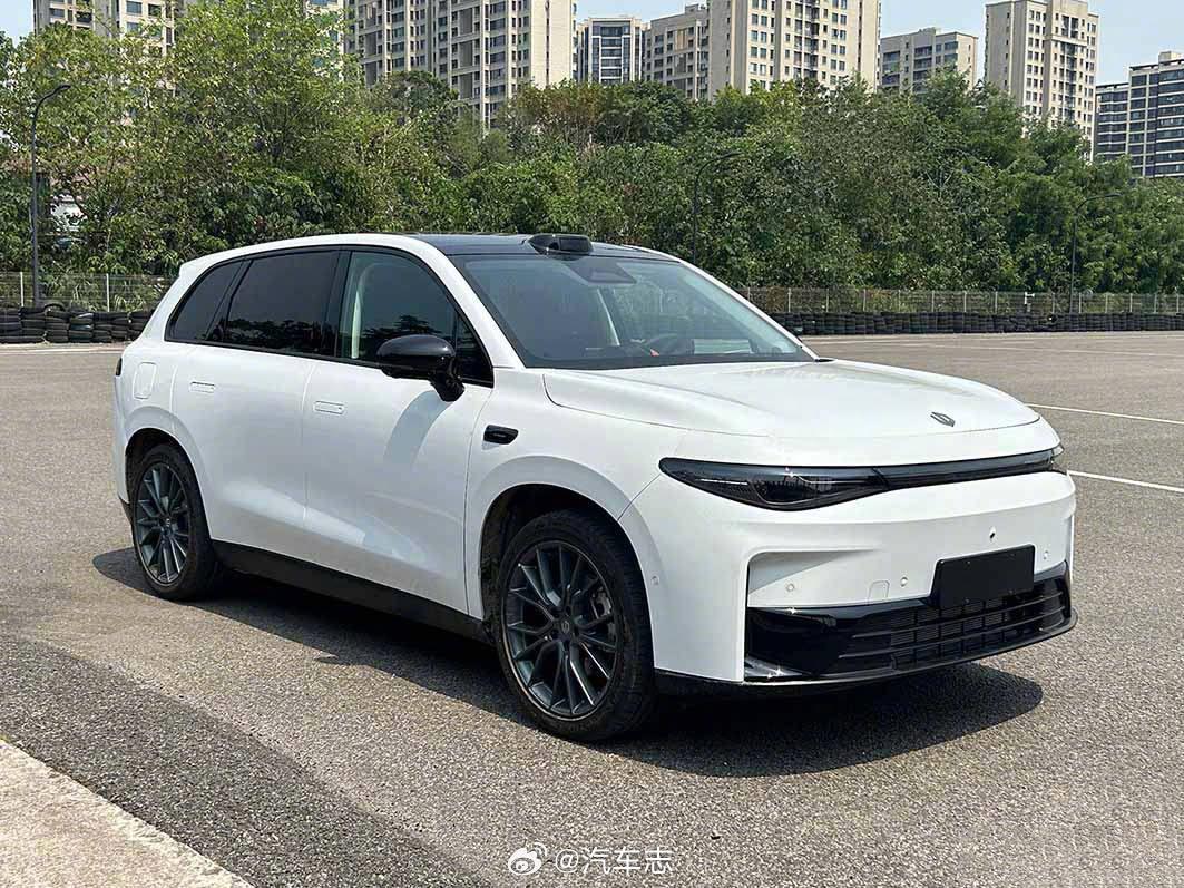 零跑C10 申报图曝光
定位中型SUV，估计进军10-15万级别市场。
长宽高为