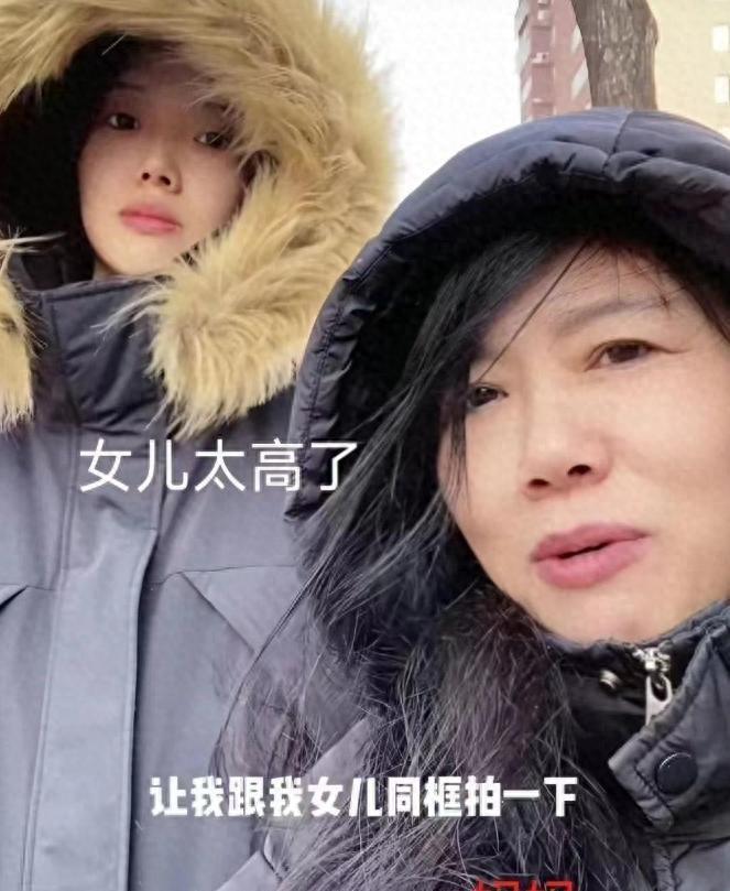 2米26高个子女孩拥有清秀容颜，妈妈却发愁她虽然漂亮依然无人敢靠近追求吗？
20