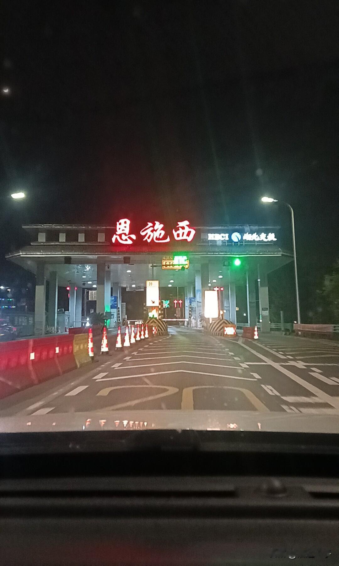 我现在开车遇到慢车不跟以前那么焦躁了，开始变得平和包容了。因为开车这玩意速度快慢