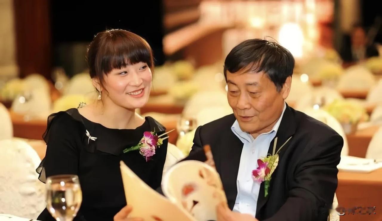 宗馥莉现在可是四面受敌，她的兄弟姐妹和后妈要状告她，亲叔叔说她性格不好，疑心病重